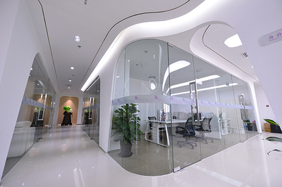 辦公室裝修設(shè)計(jì)中玻璃材料的可逆性優(yōu)勢(shì)及應(yīng)用策略